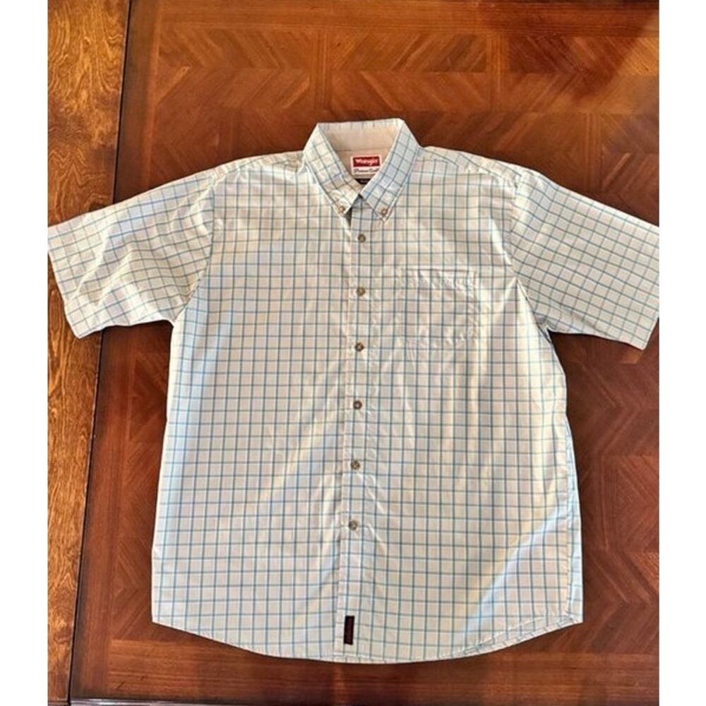 Wrangler Blue Plaid Short Sleeve Button-Down Shirt Men’s L Wrinkle Resist